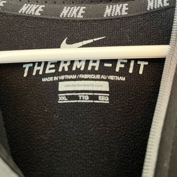 Nike lightweight jacket for men - Picture 2 of 3